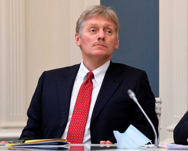 Kremlsprecher Dmitri Peskow sieht neue Sanktionsdrohungen als Ultimatum. So lasse Russland nicht mit sich reden, sagte er. (Archivbild) - © Alexei Nikolsky/AP/dpa