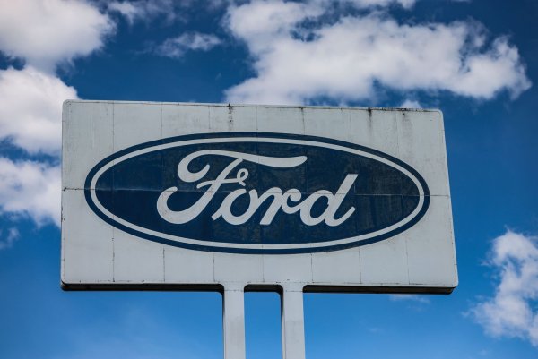 Ein Logo steht vor dem Ford Werk bei gutem Wetter - wirtschaftlich gesehen sind die Perspektiven des Ford-Autogeschäfts in Europa düster. - © Oliver Berg/dpa