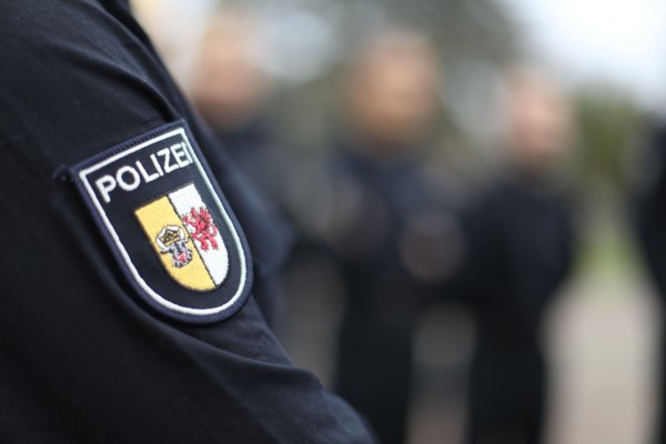 Das Polizei-Wappen von Mecklenburg-Vorpommern. Die Richterinnen und Richter des Bundesverfassungsgerichts erklärten etliche Vorschriften im 2020 reformierten Sicherheits- und Ordnungsgesetz des Bundeslandes für verfassungswidrig. - © Danny Gohlke/dpa