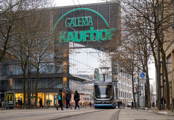 Das Logo der Galeria Kaufhof auf einer Filiale in Chemnitz. - © Hendrik Schmidt/dpa