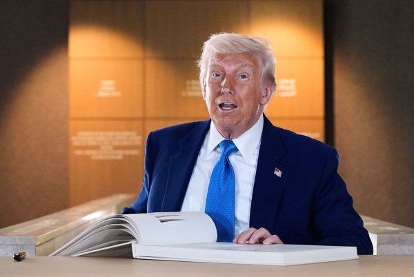 US-Präsident Trump drängt den Iran zu schnellem Handeln in den Atomgesprächen mit seiner Regierung. - © Alex Brandon/AP/dpa
