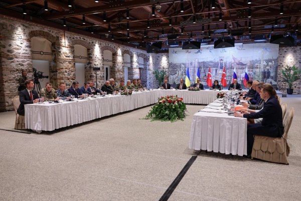 In Istanbul haben erstmals seit drei Jahren ukrainische und russische Vertreter direkte Gespräche über den Ukraine-Krieg geführt. - © Handout/Türkisches Außenministerium/dpa