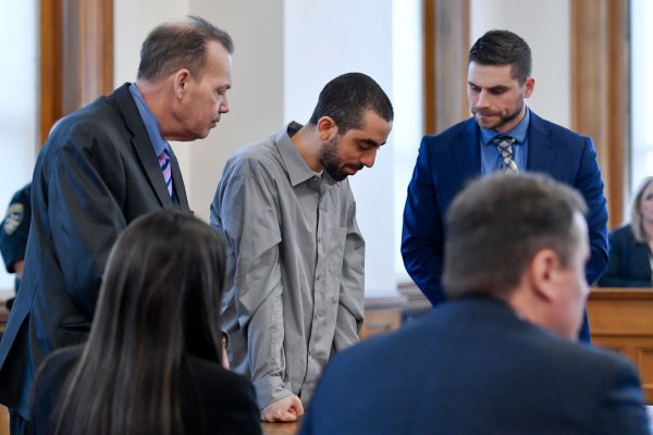 Attentäter Hadi Matar wurde im Februar des versuchten Mordes schuldig gesprochen. (Archivbild) - © Adrian Kraus/AP/dpa