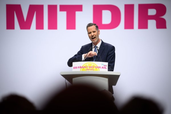 Gibt sich bei seiner Bewerbungsrede für den Parteivorsitz kämpferisch: Christian Dürr. - © Bernd von Jutrczenka/dpa