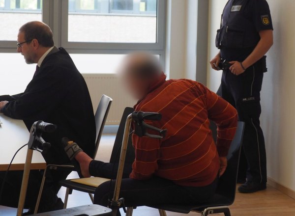 Ein Angeklagter wird wegen versuchten Mordes zu einer Haftstrafe verurteilt. (Archivbild) - © Christian Böhmer/dpa