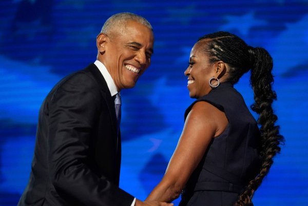 Michelle Obama hat eigenen Worten zufolge gegen ihren Mann Barack den «Kampf» um die Temperatur im Schlafzimmer gewonnen. (Archivbild) - © Erin Hooley/AP/dpa