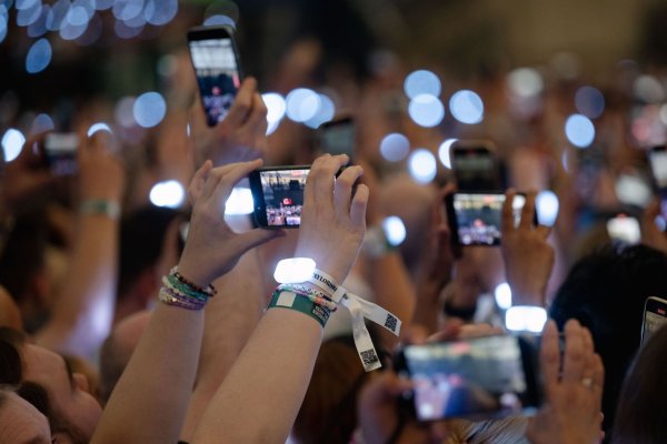 In ein Meer aus Smartphone-Bildschirmen zu schauen, findet nicht jeder Künstler gut. (Symbolbild) - © Marius Becker/dpa