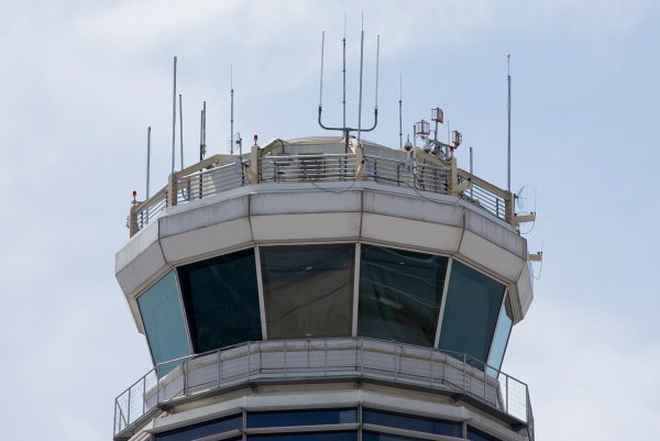Am Flughafen von Denver verloren die Lotsen kurzzeitig den Kontakt zu den Piloten (Symbolbild) - © Jenny Kane/AP/dpa