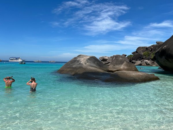 Die Similan Islands mit ihren Granitformationen sind bei Tagestouristen aus aller Welt beliebt - und dürfen sich jetzt wieder erholen. (Archivbild) - © Carola Frentzen/dpa