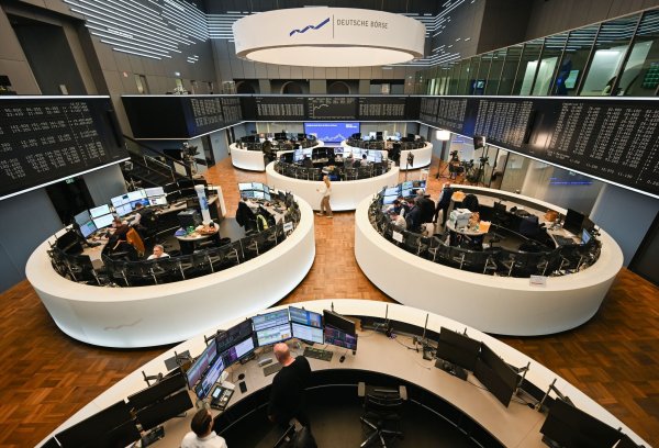 Frankfurter Börse: Die Dax-Konzerne spüren die Konjunkturflaute in Form sinkender Gewinne. - © Arne Dedert/dpa