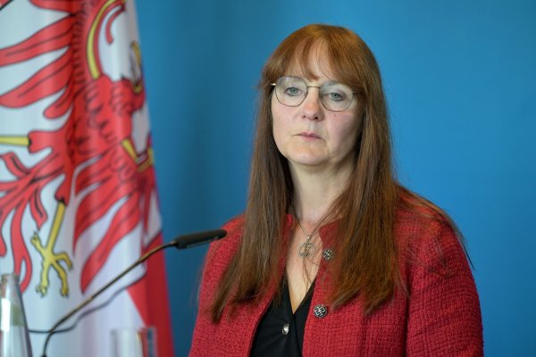 Die SPD-Politikerin Katrin Lange gibt nach tagelangem Streit um die Entlassung des Verfassungsschutzchefs in Brandenburg ihr Amt als Innenministerin auf. - © Michael Bahlo/dpa