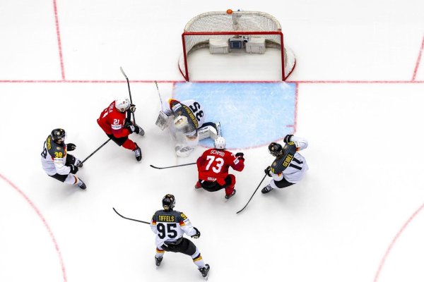 Die deutschen Eishockey-Nationalspieler sahen beim 1:5 gegen die Schweiz vor allem im zweiten Drittel meist nur zu. - © Salvatore Di Nolfi/KEYSTONE/dpa
