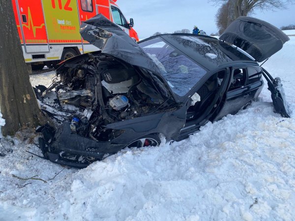 Am Montagmorgen ist ein Audi auf der Heidenschen Straße gegen einen Baum geprallt. - © Freitag Medien Gruppe