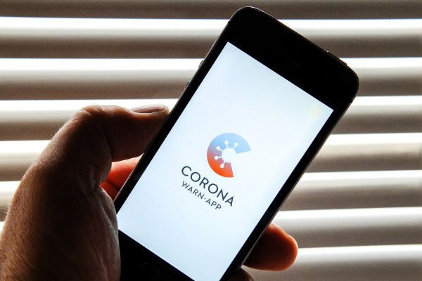 Auf dem Bildschirm eines Apple iPhone SE ist der Startschirm der Corona Warn-App abgebildet. - © Stefan Jaitner/dpa