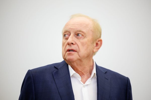Star-Koch Alfons Schuhbeck steht vor Prozessbeginn als Angeklagter im Gerichtssaal im Landgericht München I. Sein Restaurant «Südtiroler Stuben» hat zum Jahresende geschlossen. - © Matthias Balk/dpa