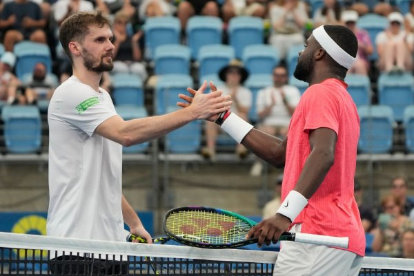 Oscar Otte (l) gratuliert Frances Tiafoe zum Sieg. - © Mark Baker/AP/dpa