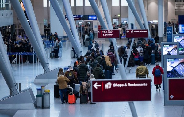 Reisende am Check-In im Düsseldorfer Flughafen. - © Rolf Vennenbernd/dpa