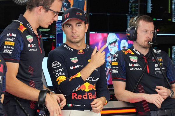 Sergio Perez aus Mexiko (M) fährt seit 2021 für Red Bull. - © Toru Hanai/AP