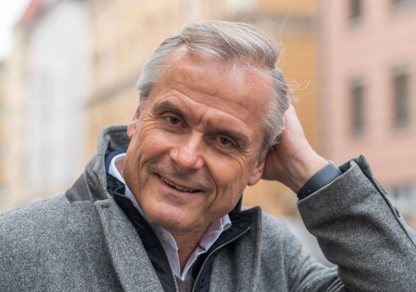 Beschäftigt sich in seinem neuen Buch mit der Bedeutung von Heiterkeit: Schriftsteller Axel Hacke. - © Peter Kneffel/dpa