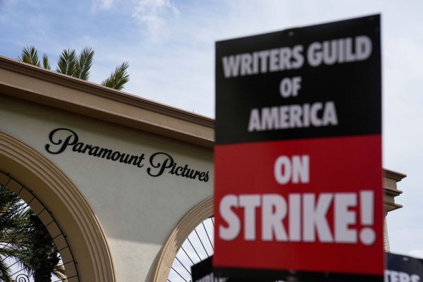Mitglieder der Writers Guild of America demonstrieren vor dem Gelände der Paramount Pictures in Los Angeles. - © Ashley Landis/AP