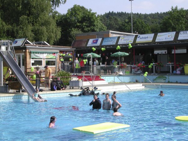 Quellfrisches Wasser lockt: Im Waldfreibad Hörste wird auf die Qualität des kühlen Nasses allerhöchsten Wert gelegt. Hier lässt es sich vortrefflich schwimmen, aber auch planschen und spielen. - © Privat