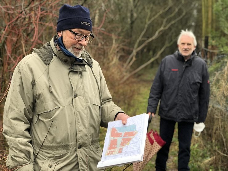 Hans-Eckhard Buschmeier und Jürgen Georgi vom BUND wenden sich gegen die Befestigung der Wege und den Bau der Steganlage im Wäldchen. - © Till Brand