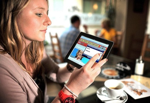Studentin Vanessa Poppe surft im Bielefelder Café "Kaffeeklatsch" im Netz – jeder Gast kann sich in dem Laden mit einem Passwort ins Internet einwählen. - © FOTO: ANDREAS FRÜCHT