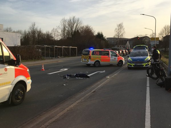 Der Radfahrer ist auf dem Radweg an der Pagenhelle gestürzt und dann zur Erstversorgung auf die Fahrbahn gezogen worden, wo mehr Platz war. - © Jana Beckmann