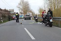 Auf der Landstra&szlig;e 758 kurz hinter dem Abzweig Gro&szlig;enmarpe fuhr ein Motorradfahrer auf ein vorausfahrendes Auto auf. - &copy; Jobst L&uuml;deking
