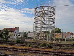 Gro&szlig;e Konstruktion: Der Ger&uuml;stturm, der auf dem Bahndamm empor ragt, simuliert die H&ouml;he des geplanten W&auml;rmespeicherturms. - &copy; Dominik Tegeler