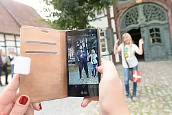 Augmented-Reality: Die Technik verbindet die digitale mit der realen Welt. Vor dem Haus Stahl kann man sich mit einer von der App generierten Braut oder einem Bräutigam fotografieren lassen. Rechts ist Pauline zu sehen, die Hauptprotagonistin der App. - © LWL