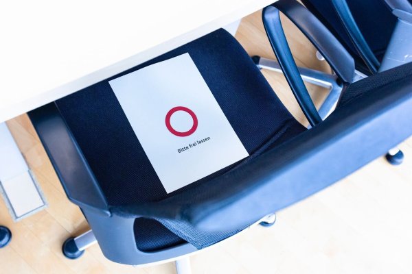 Gesperrter Sitzplatz - © Foto: Frank Molter/dpa/dpa-tmn