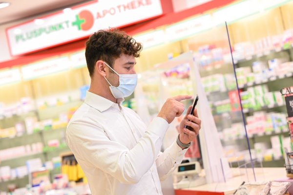 Wer die E-Rezept-App nutzt, kann per Smartphone bei seiner Wunsch-Apotheke anfragen, ob das Medikament vorrätig ist und direkt abgeholt werden kann. - © Mohssen Assanimoghaddam/dpa/dpa-tmn