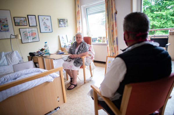 Auf Abstand, Hygiene und Masken müssen Besucher in Pflegeheimen nach wie vor achten. - © picture alliance