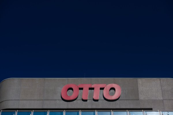 Das Logo des Otto Konzerns an der Konzernzentrale in Hamburg. - © Daniel Reinhardt/dpa