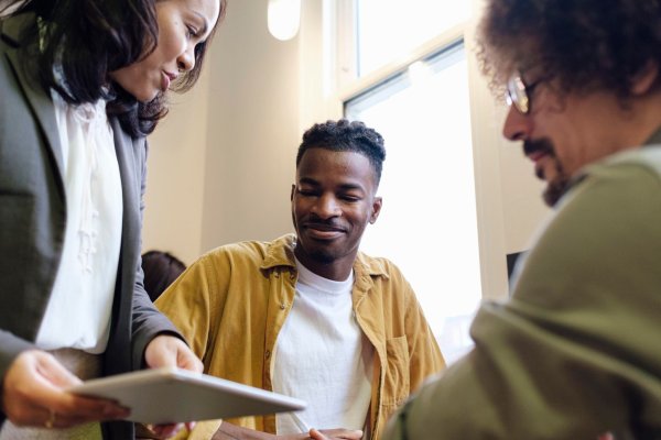 Ohne Dokumente wird es schwierig: Wer seinen ausländischen Berufsabschluss in Deutschland anerkennen lassen möchte, braucht dafür in der Regel auch die entsprechenden Zeugnisse oder Urkunden. - © Angel Santana Garcia/Westend61/dpa-tmn