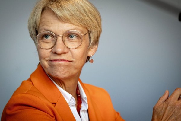 Schulministerin Dorothee Feller bei einer Pressekonferenz zur Verbesserung der Unterrichtsversorgung. - © Christoph Reichwein/dpa
