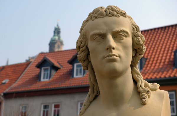 Schiller-Büste vor dem Museum: Seine Zeit in Rudolstadt war kurz, aber prägend für ihn. - © Jan-Peter Kasper/dpa-Zentralbild/dpa-tmn