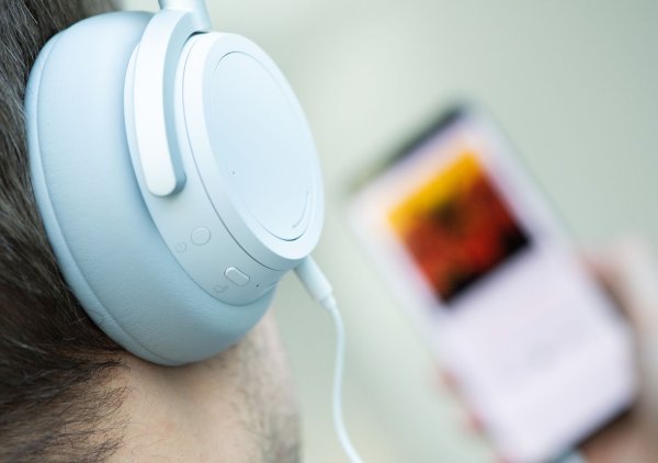 Höre ich da KI-generierte Musik? Diese Frage dürften sich manche Streaming-Hörer künftig häufiger stellen. (Symbolbild) - © Franziska Gabbert/dpa-tmn/dpa