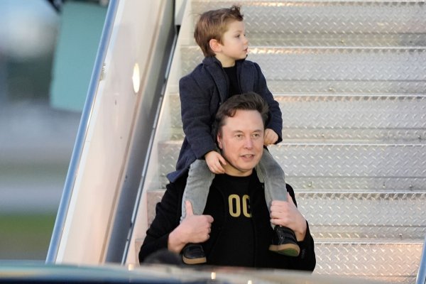 Tech-Milliardär Elon Musk mit seinem Sohn X Æ A-Xii, genannt «Little X». (Archivbild) - © Manuel Balce Ceneta/AP/dpa