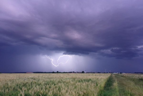 Der Deutsche Wetterdienst (DWD) sagt für die kommenden Tage Gewitter vorher. - © Simon Zeiher/onw-images/dpa