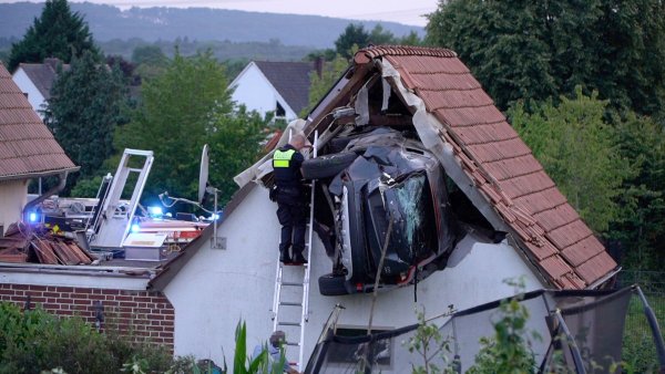 Mehrere Menschen sind verletzt worden. - © Torben Kipp/Nordwestmedia-TV/dpa