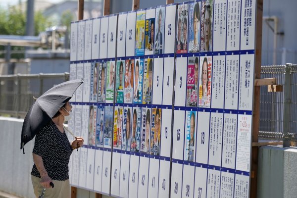 Japans Regierungskoalition droht bei der Oberhauswahl eine Niederlage. - © Eugene Hoshiko/AP/dpa
