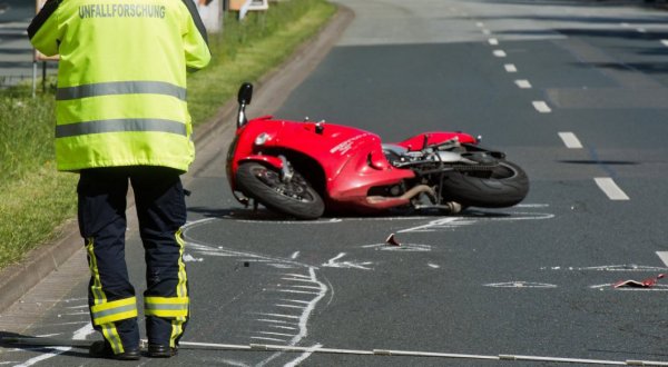 Motoradunfälle können auch die Schuld des Landes sein. - © dpa