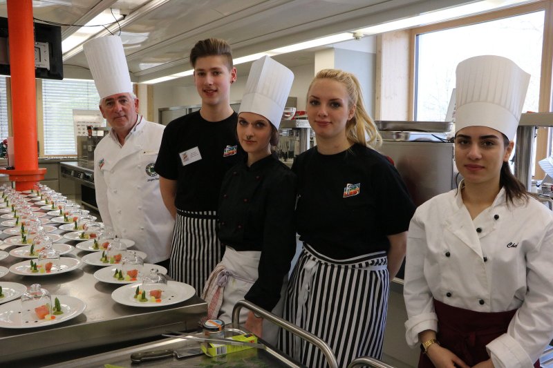 Yubka ostidagi külotlardagi porno fotosuratlar