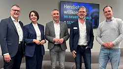 Alexander Seiz (Consultingunternehmen Kohl & Partner, von links), Anna-Lisa Davidovic, B&uuml;rgermeister Dirk Tolkemitt, Ralf Hammacher und Alexander Bleifu&szlig; im Kurhaus. - &copy; Stadt Bad Salzuflen