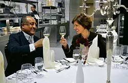 Prinz Asfa-Wossen Asserate und Annabelle Gr&auml;fin von Oeynhausen-Sierstorpff sto&szlig;en auf das gelungene F&uuml;nf-G&auml;nge-Men&uuml; an. - &copy; FOTO: UWE POLLMEIER