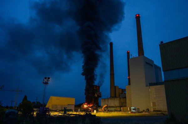 Feuer an ehemaligem Kraftwerk in Porta Westfalica-Veltheim. - © Christophe Gateau/dpa