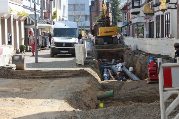 Bei den Bauarbeiten in der Mittelstraße ist ein Kabel beschädigt worden. - © Vasco Stemmer
