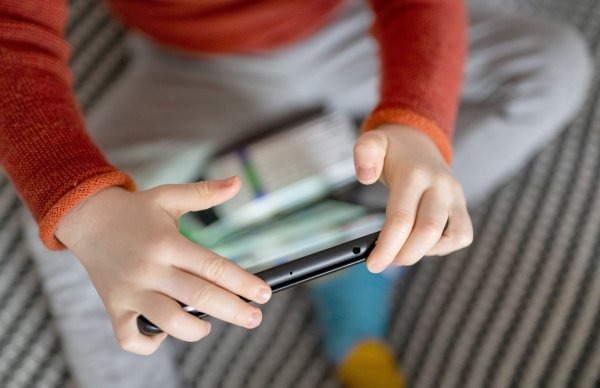 Ein Kleinkind mit Tablet. - © Monika Skolimowska/dpa